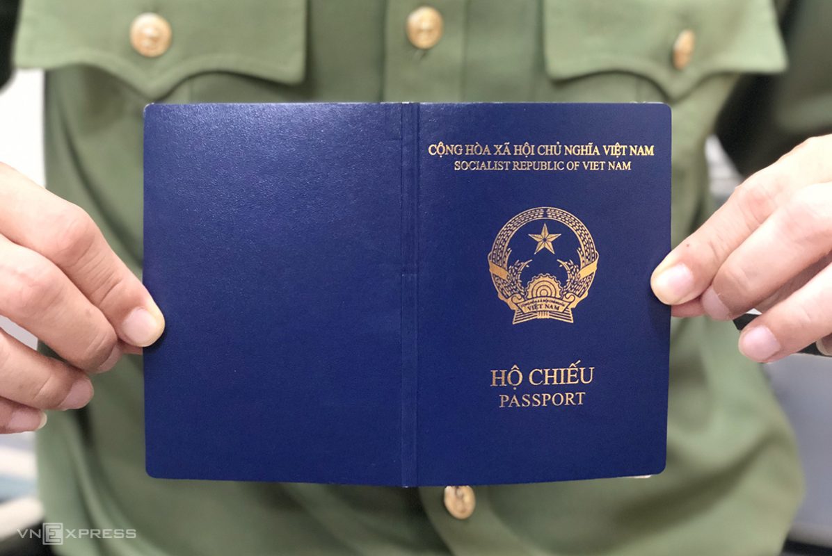Có được làm hộ chiếu mới khi hộ chiếu còn thời hạn dưới 6 tháng không?