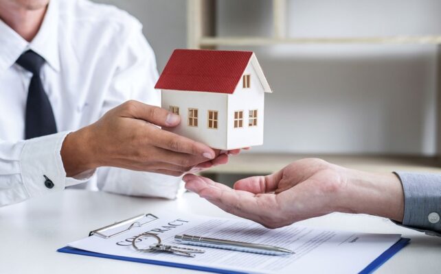 bên giao tiền đặt cọc